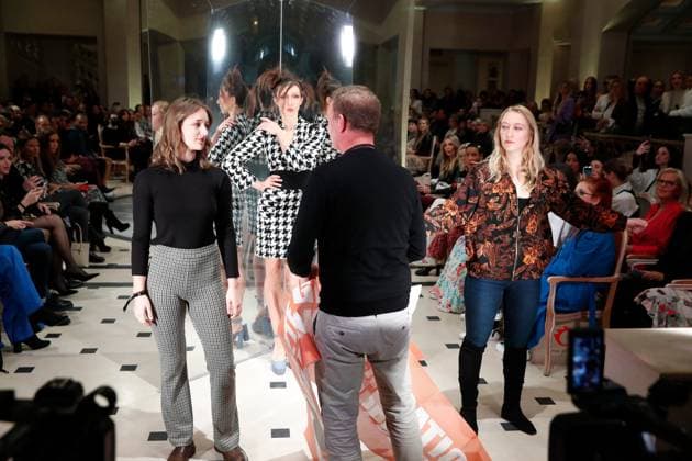Aktivist*innen der Letzten Generation stören Anja Gockel Fashion Show Aktivist*innen der sog. Letzten Generation stören am 18.01.2023 die Anja Gockel Fashion Show im Rahmen der Berlin Fashion Week im Hotel Adlon Kempinski Berlin. Copyright: xEventpressxGolejewskix