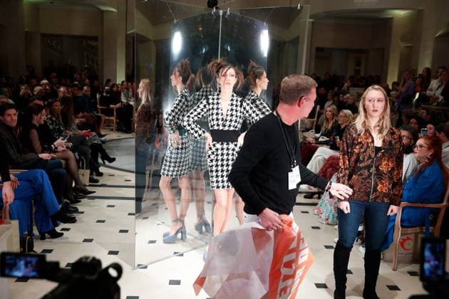 Aktivist*innen der Letzten Generation stören Anja Gockel Fashion Show Aktivist*innen der sog. Letzten Generation stören am 18.01.2023 die Anja Gockel Fashion Show im Rahmen der Berlin Fashion Week im Hotel Adlon Kempinski Berlin. Copyright: xEventpressxGolejewskix