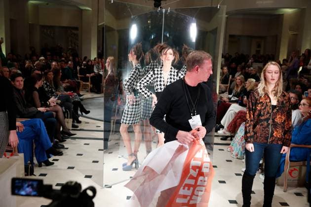 Aktivist*innen der Letzten Generation stören Anja Gockel Fashion Show Aktivist*innen der sog. Letzten Generation stören am 18.01.2023 die Anja Gockel Fashion Show im Rahmen der Berlin Fashion Week im Hotel Adlon Kempinski Berlin. Copyright: xEventpressxGolejewskix