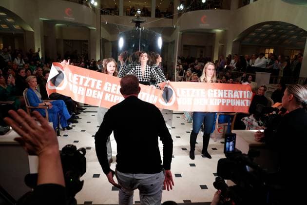 Aktivist*innen der Letzten Generation stören Anja Gockel Fashion Show Aktivist*innen der sog. Letzten Generation stören am 18.01.2023 die Anja Gockel Fashion Show im Rahmen der Berlin Fashion Week im Hotel Adlon Kempinski Berlin. Copyright: xEventpressxGolejewskix