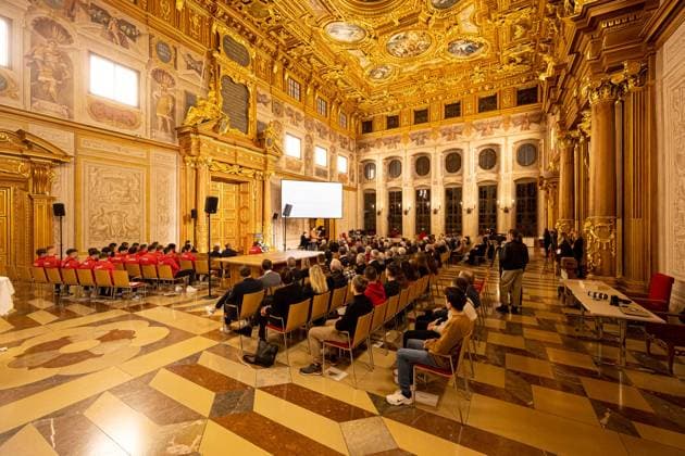Jugendspieler (li. ) des FC Augsburg im Goldenen Saal;Walther Seinsch, Rede; Verleihung Marion-Samuel-Preis 2022 der Stiftung Erinnerung an den diesjährigen Preisträger Malte Ludin für den Dokumentarfilm 2 oder 3 Dinge, die ich von ihm weiß. Stifter: Walther Seinsch und Ehefrau Ingrid. Rathaus Augsburg, Goldener Saal. Verleihung Marion-Samuel-Preis 2022 der Stiftung Erinnerung