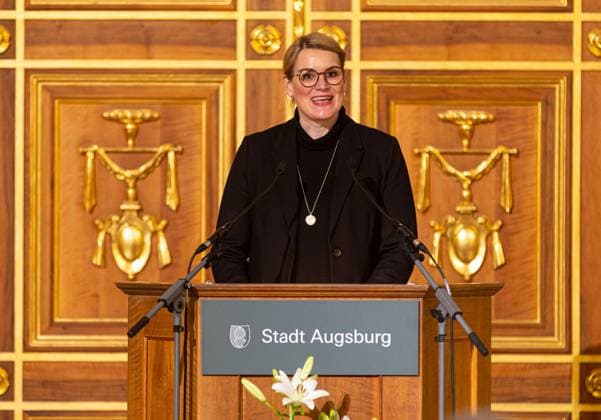 Eva Weber (Oberbürgermeisterin der Stadt Augsburg), Rede;Walther Seinsch, Rede; Verleihung Marion-Samuel-Preis 2022 der Stiftung Erinnerung an den diesjährigen Preisträger Malte Ludin für den Dokumentarfilm 2 oder 3 Dinge, die ich von ihm weiß. Stifter: Walther Seinsch und Ehefrau Ingrid. Rathaus Augsburg, Goldener Saal. Verleihung Marion-Samuel-Preis 2022 der Stiftung Erinnerung