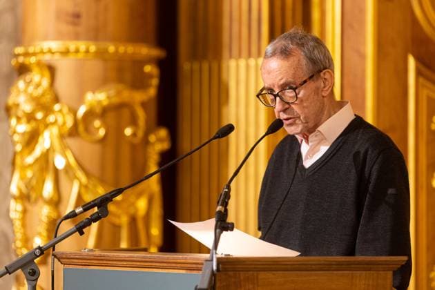 Walther Seinsch, Rede;Walther Seinsch, Rede; Verleihung Marion-Samuel-Preis 2022 der Stiftung Erinnerung an den diesjährigen Preisträger Malte Ludin für den Dokumentarfilm 2 oder 3 Dinge, die ich von ihm weiß. Stifter: Walther Seinsch und Ehefrau Ingrid. Rathaus Augsburg, Goldener Saal. Verleihung Marion-Samuel-Preis 2022 der Stiftung Erinnerung