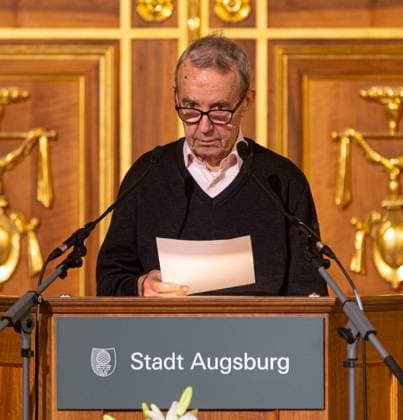 Walther Seinsch, Rede;Walther Seinsch, Rede; Verleihung Marion-Samuel-Preis 2022 der Stiftung Erinnerung an den diesjährigen Preisträger Malte Ludin für den Dokumentarfilm 2 oder 3 Dinge, die ich von ihm weiß. Stifter: Walther Seinsch und Ehefrau Ingrid. Rathaus Augsburg, Goldener Saal. Verleihung Marion-Samuel-Preis 2022 der Stiftung Erinnerung