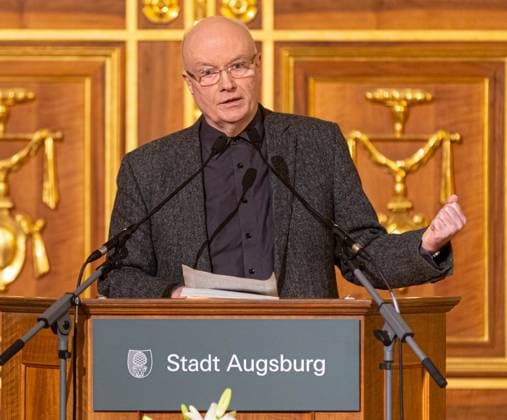Prof. Dr. Volkhard Knigge (Historiker Uni Jena), Laudator;Walther Seinsch, Rede; Verleihung Marion-Samuel-Preis 2022 der Stiftung Erinnerung an den diesjährigen Preisträger Malte Ludin für den Dokumentarfilm 2 oder 3 Dinge, die ich von ihm weiß. Stifter: Walther Seinsch und Ehefrau Ingrid. Rathaus Augsburg, Goldener Saal. Verleihung Marion-Samuel-Preis 2022 der Stiftung Erinnerung