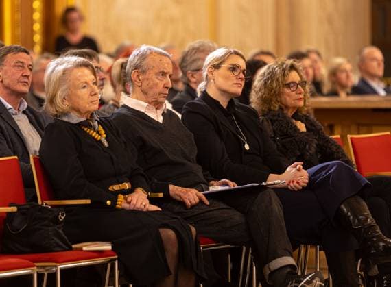 (v.li.) Ingrid und Walther Seinsch, Eva Weber (Oberbürgermeisterin der Stadt Augsburg), Chana Steinwurz;Walther Seinsch, Rede; Verleihung Marion-Samuel-Preis 2022 der Stiftung Erinnerung an den diesjährigen Preisträger Malte Ludin für den Dokumentarfilm 2 oder 3 Dinge, die ich von ihm weiß. Stifter: Walther Seinsch und Ehefrau Ingrid. Rathaus Augsburg, Goldener Saal. Verleihung Marion-Samuel-Preis 2022 der Stiftung Erinnerung