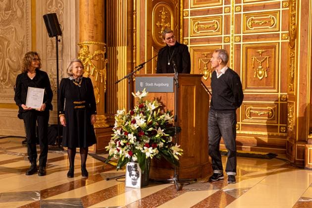 (v.li.) Chana Steinwurz, Ingrid Seinsch, Eva Weber (Oberbürgermeisterin der Stadt Augsburg), Walther Seinsch;Walther Seinsch, Rede; Verleihung Marion-Samuel-Preis 2022 der Stiftung Erinnerung an den diesjährigen Preisträger Malte Ludin für den Dokumentarfilm 2 oder 3 Dinge, die ich von ihm weiß. Stifter: Walther Seinsch und Ehefrau Ingrid. Rathaus Augsburg, Goldener Saal. Verleihung Marion-Samuel-Preis 2022 der Stiftung Erinnerung