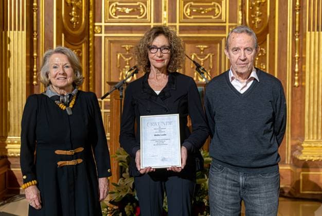 (v.li.) Ingrid Seinsch, Chana Steinwurz (nahm stellvertretend für den erkrankten Preisträger die Urkunde entgegen), Walther Seinsch;Walther Seinsch, Rede; Verleihung Marion-Samuel-Preis 2022 der Stiftung Erinnerung an den diesjährigen Preisträger Malte Ludin für den Dokumentarfilm 2 oder 3 Dinge, die ich von ihm weiß. Stifter: Walther Seinsch und Ehefrau Ingrid. Rathaus Augsburg, Goldener Saal. Verleihung Marion-Samuel-Preis 2022 der Stiftung Erinnerung