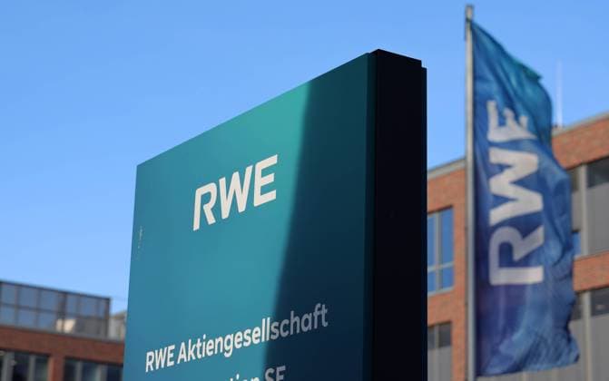 18.01.2023, Deutschland, NRW, Essen, Energieversorgung, Energieversorger, Energieversorgungskonzern, RWE, Erzeugung von Strom, Handel mit Strom aus konventionellen und erneuerbaren Energiequellen, Offshore Windkraft, Speichertechnologien, Stromerzeuger, Firmenschild RWE und Fahne NRW Deutschland *** 18 01 2023, Germany, NRW, Essen, energy supply, energy provider, energy supply group, RWE, generation of electricity, trading in electricity from conventional and renewable energy sources, offshore wind power, storage technologies, electricity producer, RWE company sign and NRW Germany flag Copyright: xSnowfieldxPhotographyx SF180123RWED2