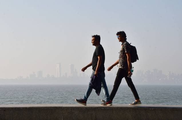 MUMBAI, INDIA - JANUARY 17: City skyline enveloped in dense smog, at Marine Drive on January 17, 2023 in Mumbai, India. (Photo by Vijay Bate Hindustan Times ) Smoggy Weather In Mumbai