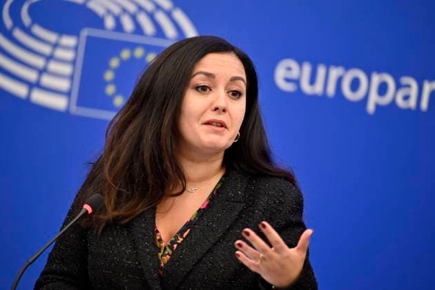 Politikerin Leila Chaibi bei einer Presekonferenz im Europäischen Parlament. Straßburg, 18.01.2023 Grand Est Frankreich *** Politician Leila Chaibi at a press conference in the European Parliament Strasbourg, 18 01 2023 Grand Est France Copyright: xDwixAnoraganingrumx