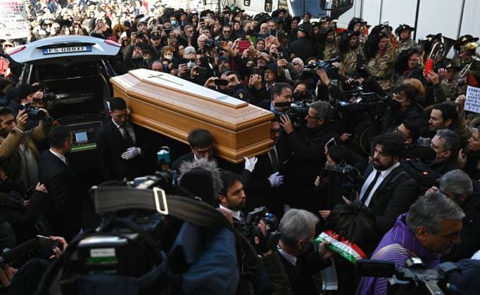 Bilder des Jahres 2023, Entertainment 01 Januar Entertainment Themen der Woche KW03 Entertainment Bilder des Tages News Bilder des Tages Italien, Gina Lollobrigida Beerdigung in Rom Italy Actress Lollobrigida Death 8356581 19.01.2023 Pallbearers carry the coffin of actress Gina Lollobrigida before the funeral service at the Basilica di Santa Maria in Montesanto in Rome, Italy. Italian actress, photojournalist and politician Lollobrigida passed away aged 95 in Rome on January 16. Stringer Sputnik Rome Italy  Copyright: xStringerx