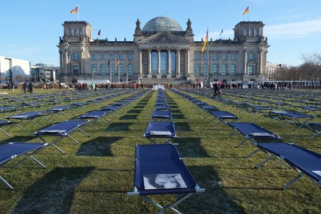 19.01.2023, Berlin, DEU Bei einer Demonstration von LongCovid und ME CFS-Betroffenen auf der Wiese vor dem Reichstagsgebäude wurden 400 Feldbetten mit Porträts von Betroffenen aus ganz Deutschland aufgestellt. *** 19 01 2023, Berlin, DEU At a demonstration by LongCovid and ME CFS sufferers on the lawn in front of the Reichstag building, 400 cots with portraits of sufferers from all over Germany were set up