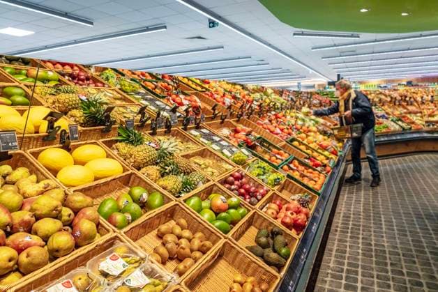 Lebensmittel einkaufen im Supermarkt, Kunde am Obst- und Gemüseregal, München, Januar 2023 Deutschland, München, 19.01.2023, Obst- und Gemüseangebot im Supermarkt, Kunde beim Einkaufen, Lebensmittelpreise, Nahrungsmittel, Obst und Gemüse, gesunde Ernährung, Inflation, Januar 2023, Bayern *** Food shopping in supermarket, customer at fruit and vegetable shelf, Munich, January 2023 Germany, Munich, 19 01 2023, fruit and vegetable offer in supermarket, customer shopping, food prices, food, fruit and vegetable, healthy food, inflation, January 2023, Bavaria