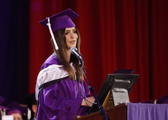 Bilder des Jahres 2023, Entertainment 01 Januar Entertainment Themen der Woche KW03 Emily Ratajkowski delivers the commencement address at Hunter commencement ceremonies on Thursday, January 19, 2023 in New York City. More than 2,000 students received their degrees at the Hunter College Winter Commencement, led by President Jennifer J. Raab.  NYP20230119109 JohnxAngelillo