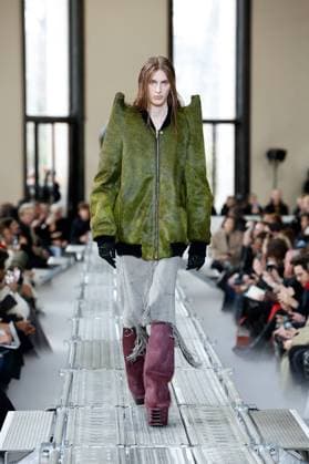 Bilder des Jahres 2023, Entertainment 01 Januar Entertainment Themen der Woche KW03 Entertainment Bilder des Tages (230120) -- PARIS, Jan. 20, 2023 -- A model presents a creation from the Rick Owens Fall Winter 2023-2024 collection during the Men s Fashion Week in Paris, France, on Jan. 19, 2023. (Photo by Xinhua) FRANCE-PARIS-MEN S FASHION WEEK-RICK OWENS PieroxBiasion 