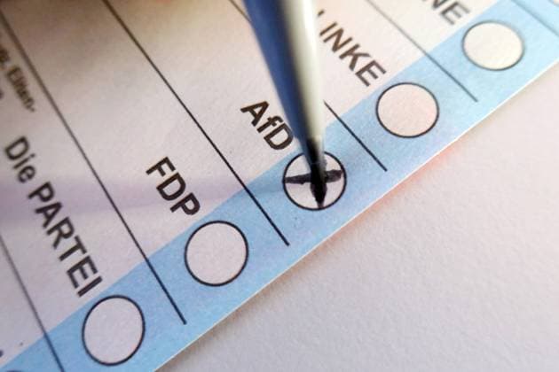 Deutsche Parteien: AfD, Symbolbilder 19.01.2023, Berlin, GER - Symbolfoto: Waehlen der AfD. (MR=yes, AfD, AfD-Waehler, Alternative fuer Deutschland, ankreuzen, Berlin, Bundestagswahl, Detail, Detailaufnahme, deutsch, Deutschland, Draufsicht, Europa, europaeisch, Gesellschaft, innen, Innenaufnahme, Kreuz, Parteien, Politik, politisch, QF, Querformat, Rechte, Rechte Partei, Stift, Stimmzettel, Symbol, Symbolfoto, Symbolik, symbolisch, Waehlen, Wahl, Wahl zum Abgeordnetenhaus von Berlin, Wahlen, Wahlrecht, Wahlschein, Wahlzettel, Westeuropa, Wirtschaft) 230119D008BERLIN.JPG *** 19 01 2023, Berlin, GER symbol photo Election of the AfD MR yes, AfD, AfD voter, Alternative for Germany, tick, Berlin, Bundestag election, detail, detail shot, German, Germany, top view, Europe, european