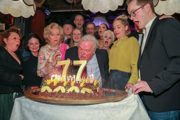 RECORD DATE NOT STATED 19.01.2023, Marchfelderhof Deutsch-Wagram, Künstler-Neujahrsempfang 2022, Auszeichnung Lebenswerk Bühne an Gerhard ERNST! im Bild: Gerhard Ernst, -mit Gratulanten, Künstler-Neujahrsempfang 2022