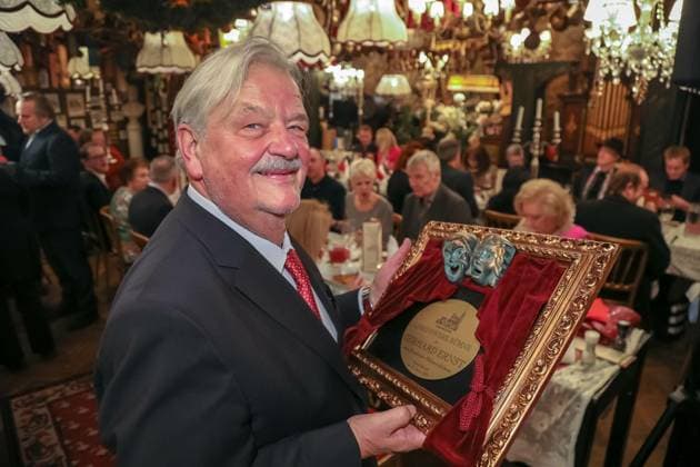 RECORD DATE NOT STATED 19.01.2023, Marchfelderhof Deutsch-Wagram, Künstler-Neujahrsempfang 2022, Auszeichnung Lebenswerk Bühne an Gerhard ERNST! im Bild: Gerhard Ernst, -mit d Award, Künstler-Neujahrsempfang 2022