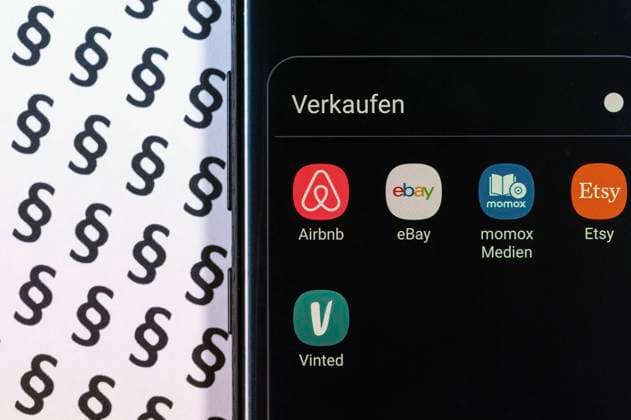 Symbolfoto PStTG - Gesetz über die Meldepflicht und den automatischen Austausch von Informationen meldender Plattformbetreiber in Steuersachen. Die Betreiber von Onlinehandelsplattformen müssen Anbieter identifizieren und spätestens bis zum 31. Januar des Folgejahres an das Bundeszentralamt für Steuern melden. Von einer Meldung durch die Plattformbetreiber freigestellt sind Anbieter, die im Meldezeitraum weniger als 30 Artikel verkauft und insgesamt weniger als 2.000 Euro eingenommen haben.. (Symbolbild, Themenbid) *** Symbol photo PStTG Act on the obligation to report and the automatic exchange of information reporting platform operators in tax matters The operators of online trading platforms must identify suppliers and report them to Foto:xB.xSchubertx xFuturexImage