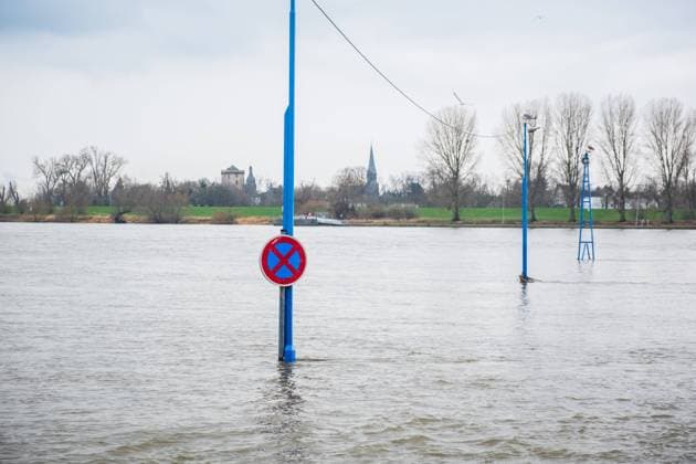 Bilder des Jahres 2023, News 01 Januar News Themen der Woche KW03 News Bilder des Tages Ein Halteverbotsschild im Rhein bei Hochwasser Düsseldorf Nordrhein-Westfalen Deutschland *** A no stopping sign in the Rhine at high water Düsseldorf North Rhine Westphalia Germany