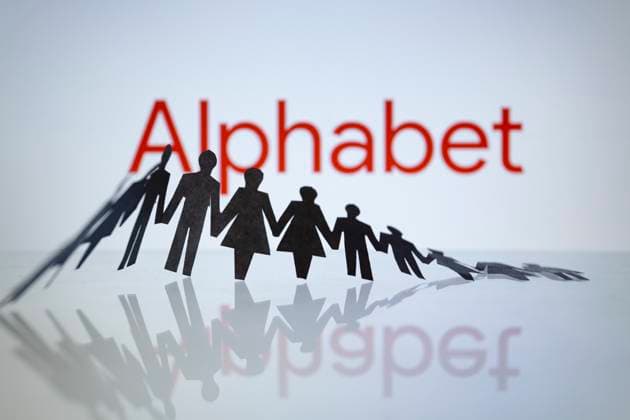 January 20, 2023, Asuncion, Paraguay: Alphabet logo displayed behind cut out paper figures chain. Google parent Alphabet Inc. is cutting 12,000 jobs worldwide in the latest round of layoffs to hit the technology sector. CEO Sundar Pichai announced the cuts in a email to Google employees that was later shared online in a company blog post. Asuncion Paraguay - ZUMAc217 20230120_zip_c217_002 Copyright: xAndrexM.xChangx