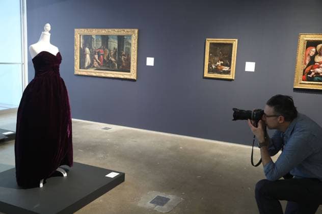 Bilder des Jahres 2023, Entertainment 01 Januar Entertainment Themen der Woche KW03 Entertainment Bilder des Tages January 20, 2023, New York City, New York, USA: A photographer takes a photo of the historic Princess Diana dress by Victor Edelstein (Autumn 1989), seen on display for the first time in over 25 years at SothebyÃ¢â‚¬â ¢s New York Masters Week Ã¢â‚¬ËœThe OneÃ¢â‚¬â ¢ auction. The purple strapless evening dress was worn in a royal portrait in 1991, and later appeared in Vanity Fair in 1997, shot by Mario Testino during a portrait session with Princess Diana in one of her most iconic and favorite dresses of all time. The dress is expected to sell for $80,000 - $120,000. New York City USA - ZUMAk03_ 20230120_zaf_k03_008 Copyright: xNancyxKaszermanx