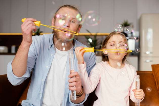 Creative Highlights Symbolbilder front view father daughter playing with soap bubbles front view father daughter playing with soap bubbles Copyright: xZoonar.com OleksandrxLatkunx 18419209 ,model released, Symbolfoto ,property released