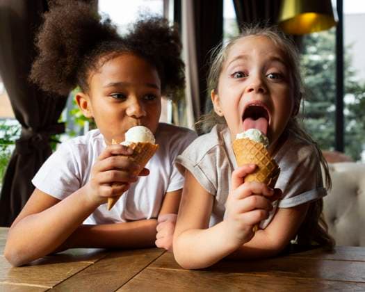 Creative Highlights Symbolbilder medium shot girls eating ice cream medium shot girls eating ice cream Copyright: xZoonar.com OleksandrxLatkunx 18427680 ,model released, Symbolfoto ,property released