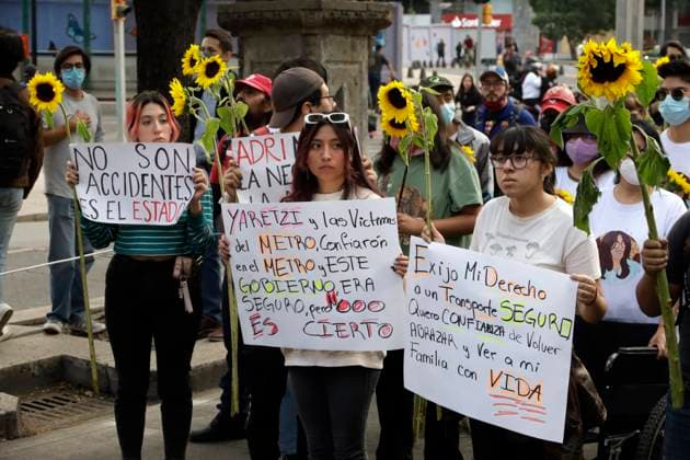 January 20, 2023, Mexico City, Mexico: Family, friends and colleagues of Yaretzi Adriana Hernandez Fragoso, fatal victim of the Metro train crash at La Raza station in Mexico City demand justice during their mobilization. on January 20, 2023 in Mexico City, Mexico Mexico City Mexico - ZUMAe321 20230121_zia_e321_001 Copyright: xLuisxBarronx