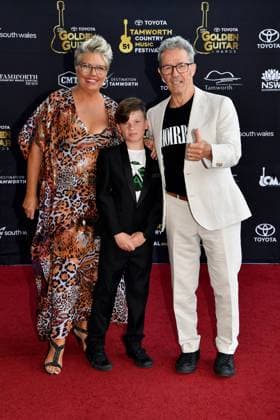 TAMWORTH COUNTRY MUSIC FESTIVAL 2023, (L-R Melinda Schneider, son Sullivan, and Mark Gable arrive at the Golden Guitar Awards during the 51st Tamworth Country Music Festival in Tamworth, NSW, Saturday, January 21, 2023. The 51st Tamworth Country Music Festival runs from January 13th -22nd, culminating in the Golden Guitar Awards night which celebrates the best of Australian country music. ( NO ARCHIVING, EDITORIAL USE ONLY, NO USE IN BOOKS WITHOUT CONSENT TAMWORTH NEW SOUTH WALES AUSTRALIA Copyright: xBIANCAxDExMARCHIx 20230121001755012161