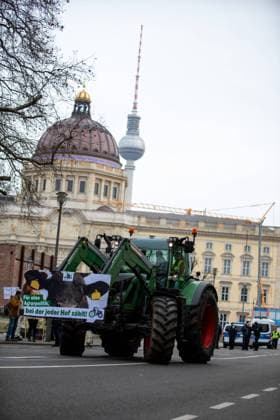 Wir haben es satt Demonstration mit Bundesminister Özdemir, 55 Traktoren mit Bäuerinnen und Bauern sind nach Berlin gekommen um vor dem Auswärtigen Amt Ihre Forderungen an den Bundesminister Özdemir vorzutragen. Das Bündnis aus Landwirtschaft und Gesellschaft fordert vom Minister eine Umverteilung, damit die Agrarwende und gutes Essen für alle klappt. Berlin Berlin Deutschland *** We are fed up Demonstration with Federal Minister Özdemir, 55 tractors with farmers have come to Berlin to present their demands to the Federal Minister Özdemir in front of the Foreign Office The alliance of agriculture and society demands a redistribution from the Minister, so that the agricultural turnaround and good food for all works Berlin Berlin Germa