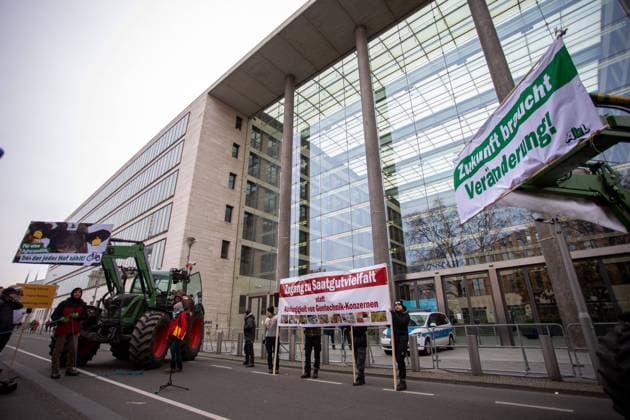 Wir haben es satt Demonstration mit Bundesminister Özdemir, 55 Traktoren mit Bäuerinnen und Bauern sind nach Berlin gekommen um vor dem Auswärtigen Amt Ihre Forderungen an den Bundesminister Özdemir vorzutragen. Das Bündnis aus Landwirtschaft und Gesellschaft fordert vom Minister eine Umverteilung, damit die Agrarwende und gutes Essen für alle klappt. Berlin Berlin Deutschland *** We are fed up Demonstration with Federal Minister Özdemir, 55 tractors with farmers have come to Berlin to present their demands to the Federal Minister Özdemir in front of the Foreign Office The alliance of agriculture and society demands a redistribution from the Minister, so that the agricultural turnaround and good food for all works Berlin Berlin Germa