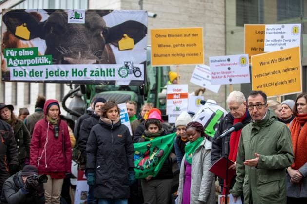 Wir haben es satt Demonstration mit Bundesminister Özdemir, 55 Traktoren mit Bäuerinnen und Bauern sind nach Berlin gekommen um vor dem Auswärtigen Amt Ihre Forderungen an den Bundesminister Özdemir vorzutragen. Das Bündnis aus Landwirtschaft und Gesellschaft fordert vom Minister eine Umverteilung, damit die Agrarwende und gutes Essen für alle klappt. Berlin Berlin Deutschland *** We are fed up Demonstration with Federal Minister Özdemir, 55 tractors with farmers have come to Berlin to present their demands to the Federal Minister Özdemir in front of the Foreign Office The alliance of agriculture and society demands a redistribution from the Minister, so that the agricultural turnaround and good food for all works Berlin Berlin Germa