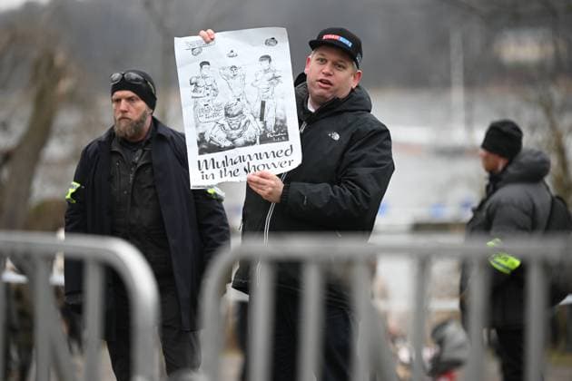 Bilder des Jahres 2023, News 01 Januar News Themen der Woche KW03 News Bilder des Tages STOCKHOLM 20230121 Den högerextreme politikern Rasmus Paludan haller upp en affisch, teckning, da han haller en allmän sammankomst i närheten av Turkiets ambassad pa lördagen. STOCKHOLM SVERIGE x10080x *** STOCKHOLM 20230121 Far-right politician Rasmus Paludan holds up a poster, drawing, as he holds a public rally near the Turkish embassy on Saturday STOCKHOLM SWEDEN x10080x,  Copyright: xFredrikxSandberg TTx PALUDAN TURKIETS AMBASSAD TTABB0000000000153760