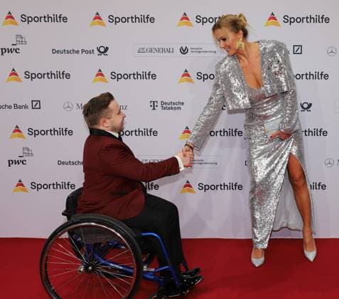 21.01.2023 Frankfurt am Main, Festhalle Der 52. Ball des Sports der Deutschen Sporthilfe Para-Olympiasieger Valentin Baus wir von Franziska van Almsick stellvertretende Aufsichtsratsvorsitzende bei der Deutschen Sporthilfe begrüßt