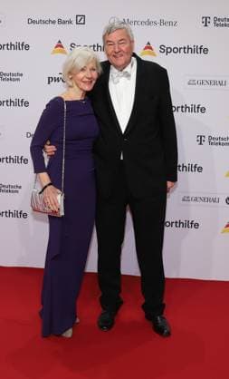 21.01.2023 Frankfurt am Main, Festhalle Der 52. Ball des Sports der Deutschen Sporthilfe Dr. Rolf Müller Ex-Landessportbund-Präsident mit Ehefrau Marlies Mosiek-Urbahn