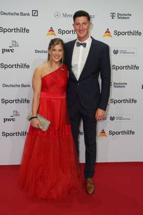 Die Sporthilf hat zum 52. Ball des Sports geladen. Viel Prominens kam ueber den roten Teppich. Elisabeth Seitz mit Niklas - 52. Ball des Sports Die Sporthilf hat zum 52. Ball des Sports geladen. Viel Prominens kam ueber den roten Teppich. Deutschland, Frankfurt, Festhalle, 21.01.2023