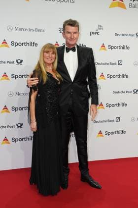 Die Sporthilf hat zum 52. Ball des Sports geladen. Viel Prominens kam ueber den roten Teppich. Dr. Michael Gross mit Ilona - 52. Ball des Sports Die Sporthilf hat zum 52. Ball des Sports geladen. Viel Prominens kam ueber den roten Teppich. Deutschland, Frankfurt, Festhalle, 21.01.2023