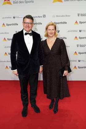 Die Sporthilf hat zum 52. Ball des Sports geladen. Viel Prominens kam ueber den roten Teppich. Boris Rhein mit Frau Tanja - 52. Ball des Sports Die Sporthilf hat zum 52. Ball des Sports geladen. Viel Prominens kam ueber den roten Teppich. Deutschland, Frankfurt, Festhalle, 21.01.2023