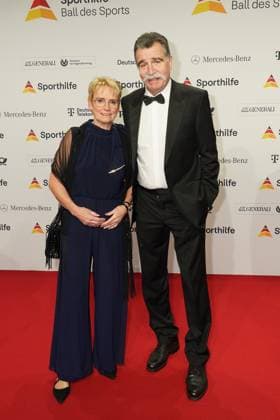 Die Sporthilf hat zum 52. Ball des Sports geladen. Viel Prominens kam ueber den roten Teppich. Heiner Brand mit Christel - 52. Ball des Sports Die Sporthilf hat zum 52. Ball des Sports geladen. Viel Prominens kam ueber den roten Teppich. Deutschland, Frankfurt, Festhalle, 21.01.2023
