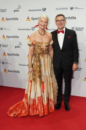 Die Sporthilf hat zum 52. Ball des Sports geladen. Viel Prominens kam ueber den roten Teppich. Ann Kathrin Linsenhoff mit Klaus Martin Rath - 52. Ball des Sports Die Sporthilf hat zum 52. Ball des Sports geladen. Viel Prominens kam ueber den roten Teppich. Deutschland, Frankfurt, Festhalle, 21.01.2023