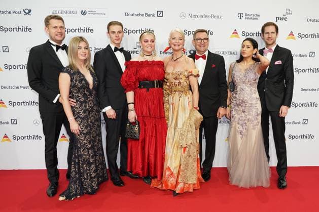 Die Sporthilf hat zum 52. Ball des Sports geladen. Viel Prominens kam ueber den roten Teppich. Ann Kathrin Linsenhoff mit Familie - 52. Ball des Sports Die Sporthilf hat zum 52. Ball des Sports geladen. Viel Prominens kam ueber den roten Teppich. Deutschland, Frankfurt, Festhalle, 21.01.2023