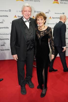 Die Sporthilf hat zum 52. Ball des Sports geladen. Viel Prominens kam ueber den roten Teppich. Volker Bouffier und Ursula - 52. Ball des Sports Die Sporthilf hat zum 52. Ball des Sports geladen. Viel Prominens kam ueber den roten Teppich. Deutschland, Frankfurt, Festhalle, 21.01.2023