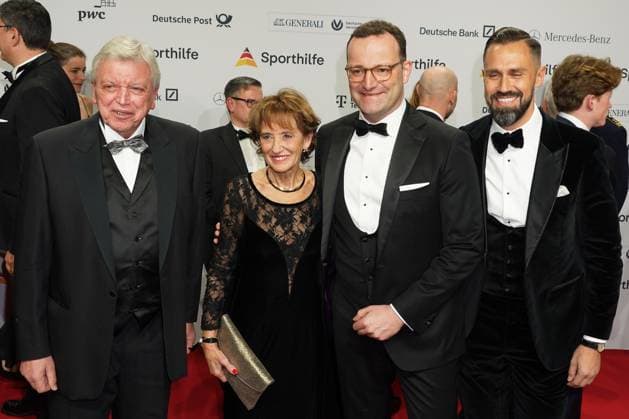 Die Sporthilf hat zum 52. Ball des Sports geladen. Viel Prominens kam ueber den roten Teppich. Volker Bouffier mit Ursula, Jens Spanhn mit Ehemann Detlev - 52. Ball des Sports Die Sporthilf hat zum 52. Ball des Sports geladen. Viel Prominens kam ueber den roten Teppich. Deutschland, Frankfurt, Festhalle, 21.01.2023