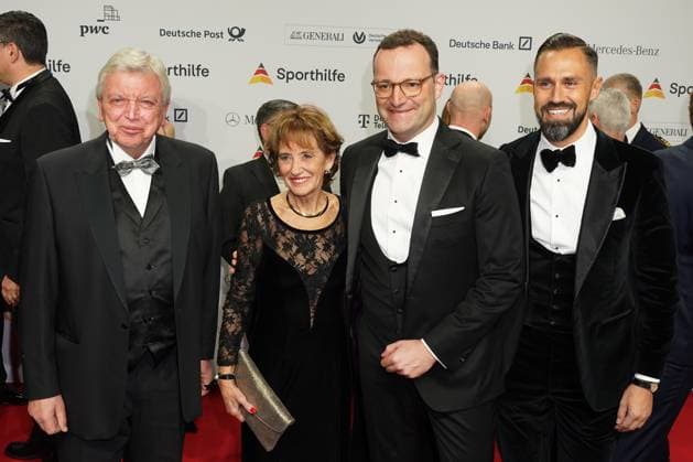 Die Sporthilf hat zum 52. Ball des Sports geladen. Viel Prominens kam ueber den roten Teppich. Volker Bouffier mit Ursula, Jens Spanhn mit Ehemann Detlev - 52. Ball des Sports Die Sporthilf hat zum 52. Ball des Sports geladen. Viel Prominens kam ueber den roten Teppich. Deutschland, Frankfurt, Festhalle, 21.01.2023