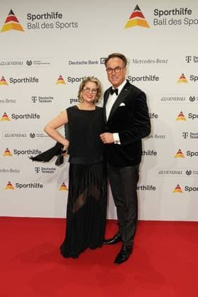 Die Sporthilf hat zum 52. Ball des Sports geladen. Viel Prominens kam ueber den roten Teppich. Peter Adelfang mit Frau - 52. Ball des Sports Die Sporthilf hat zum 52. Ball des Sports geladen. Viel Prominens kam ueber den roten Teppich. Deutschland, Frankfurt, Festhalle, 21.01.2023