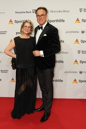 Die Sporthilf hat zum 52. Ball des Sports geladen. Viel Prominens kam ueber den roten Teppich. Peter Adelfang mit Frau - 52. Ball des Sports Die Sporthilf hat zum 52. Ball des Sports geladen. Viel Prominens kam ueber den roten Teppich. Deutschland, Frankfurt, Festhalle, 21.01.2023