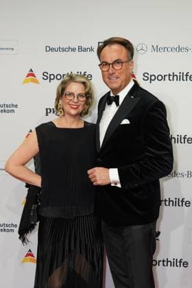 Die Sporthilf hat zum 52. Ball des Sports geladen. Viel Prominens kam ueber den roten Teppich. Peter Adelfang mit Frau - 52. Ball des Sports Die Sporthilf hat zum 52. Ball des Sports geladen. Viel Prominens kam ueber den roten Teppich. Deutschland, Frankfurt, Festhalle, 21.01.2023