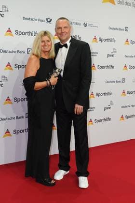 Die Sporthilf hat zum 52. Ball des Sports geladen. Viel Prominens kam ueber den roten Teppich. Christian Schwarzer mit Tanja - 52. Ball des Sports Die Sporthilf hat zum 52. Ball des Sports geladen. Viel Prominens kam ueber den roten Teppich. Deutschland, Frankfurt, Festhalle, 21.01.2023